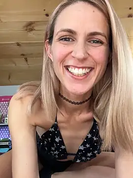 Snapshot of DanaeJustine chatting on 11, 11, 2025 DanaeJustine online show from 11, 11, 2025