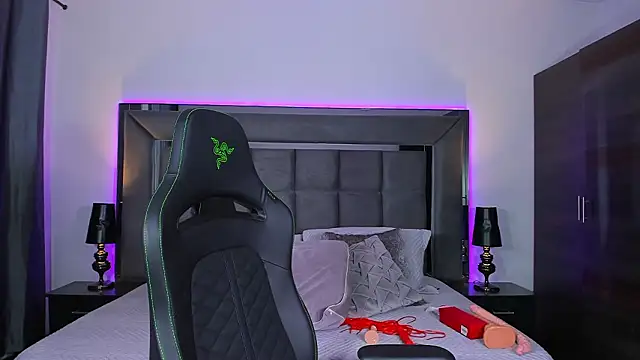 Emmilysantibanez online show from 19, 2, 2026