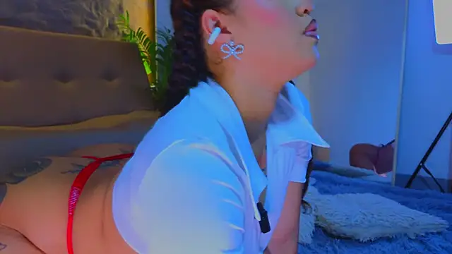 Isa  Blanc online show from 6, 11, 2025