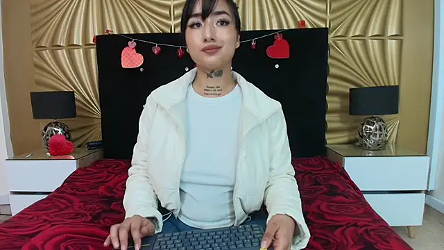 Snapshot of emmily_keller19 chatting on 7, 2, 2026 emmily keller19 online show from 7, 2, 2026