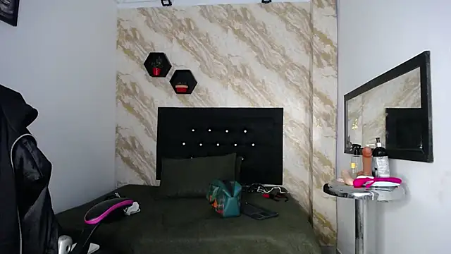 Snapshot of issa__love chatting on 6, 5, 2026 issa love online show from 6, 5, 2026