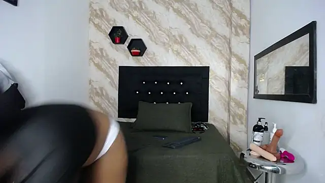Snapshot of issa__love chatting on 4, 6, 2026 issa love online show from 4, 6, 2026