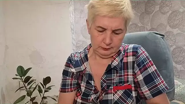 NicoleOlla online show from 5, 11, 2025