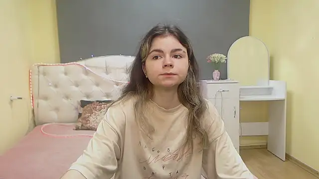 Snapshot of TinaRedly chatting on 11, 5, 2026 TinaRedly online show from 11, 5, 2026