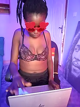 Snapshot of lauraporsi chatting on 2, 3, 2026 lauraporsi online show from 2, 3, 2026