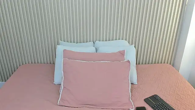 Snapshot of charlottebrowns_ chatting on 7, 6, 2026 charlottebrowns online show from 7, 6, 2026