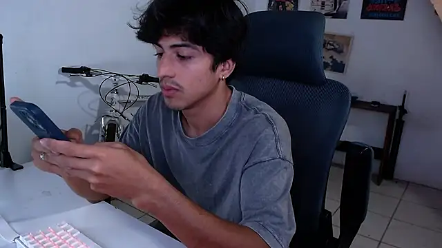 Snapshot of Thieves9 chatting on 4, 11, 2025 Thieves9 online show from 4, 11, 2025