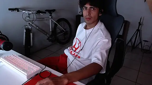 Snapshot of Thieves9 chatting on 13, 10, 2025 Thieves9 online show from 13, 10, 2025