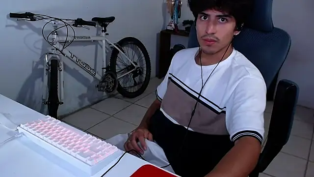 Snapshot of Thieves9 chatting on 6, 11, 2025 Thieves9 online show from 6, 11, 2025