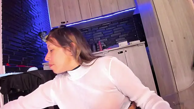 LaureenHills online show from 11, 11, 2025