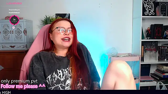 Snapshot of me__hanna chatting on 8, 11, 2025 me hanna online show from 8, 11, 2025