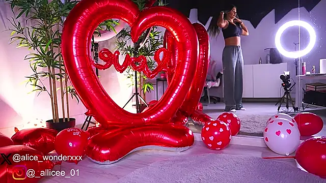 Snapshot of VanessaSimon chatting on 14, 2, 2025 VanessaSimon online show from 14, 2, 2025