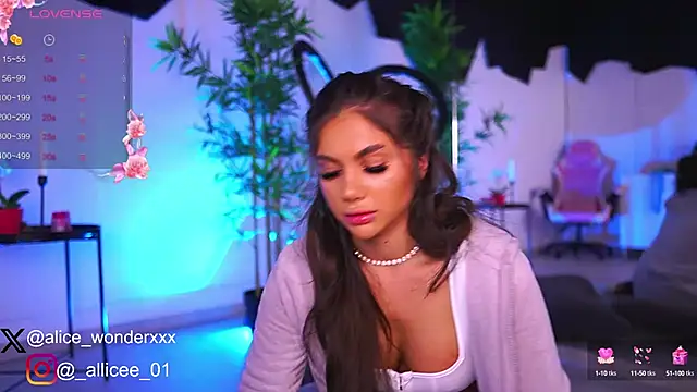 Snapshot of VanessaSimon chatting on 8, 3, 2025 VanessaSimon online show from 8, 3, 2025