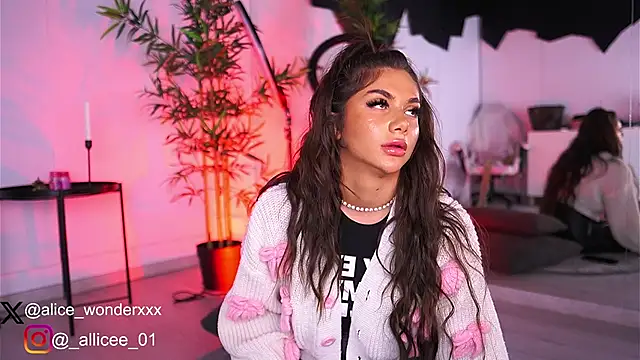 Snapshot of VanessaSimon chatting on 11, 3, 2025 VanessaSimon online show from 11, 3, 2025
