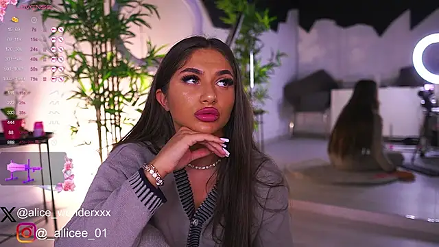 Snapshot of VanessaSimon chatting on 8, 2, 2025 VanessaSimon online show from 8, 2, 2025