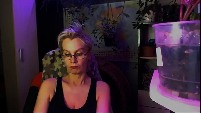 Snapshot of HelgaHimmell chatting on 4, 5, 2026 HelgaHimmell online show from 4, 5, 2026