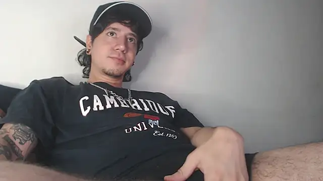 Snapshot of AndyBetti chatting on 3, 12, 2025 AndyBetti online show from 3, 12, 2025