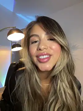 Snapshot of _laura_02 chatting on 1, 3, 2025 laura 02 online show from 1, 3, 2025