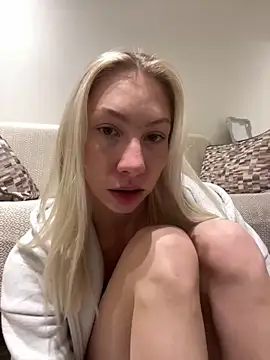 Snapshot of LuisaBecker chatting on 2, 1, 2025 LuisaBecker online show from 2, 1, 2025