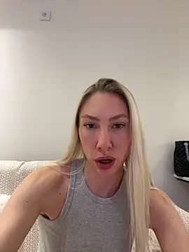 Snapshot of LuisaBecker chatting on 27, 2, 2025 LuisaBecker online show from 27, 2, 2025