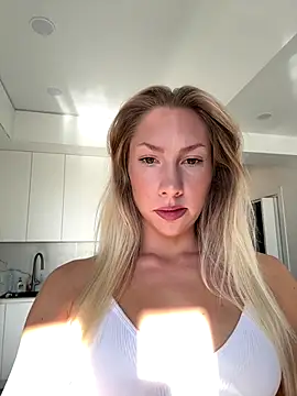 LuisaBecker online show from 14, 12, 2025