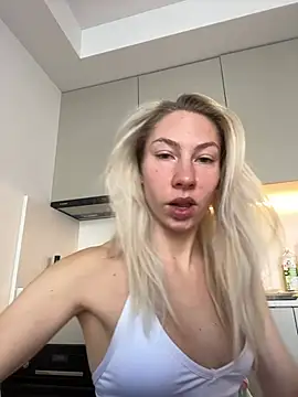 Snapshot of LuisaBecker chatting on 29, 1, 2025 LuisaBecker online show from 29, 1, 2025