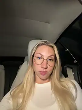 Snapshot of LuisaBecker chatting on 16, 10, 2025 LuisaBecker online show from 16, 10, 2025