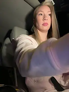 LuisaBecker online show from 9, 4, 2026