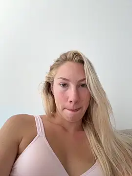Snapshot of LuisaBecker chatting on 21, 9, 2025 LuisaBecker online show from 21, 9, 2025