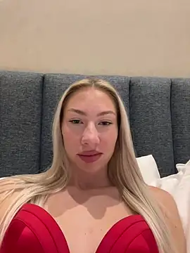 Snapshot of LuisaBecker chatting on 24, 12, 2024 LuisaBecker online show from 24, 12, 2024