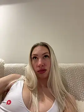 Snapshot of LuisaBecker chatting on 28, 2, 2025 LuisaBecker online show from 28, 2, 2025