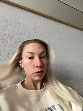 Snapshot of LuisaBecker chatting on 7, 1, 2025 LuisaBecker online show from 7, 1, 2025
