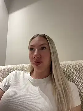 Snapshot of LuisaBecker chatting on 26, 2, 2025 LuisaBecker online show from 26, 2, 2025