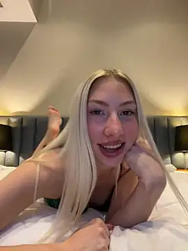 Snapshot of LuisaBecker chatting on 24, 12, 2024 LuisaBecker online show from 24, 12, 2024