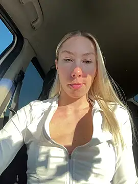 Snapshot of LuisaBecker chatting on 29, 1, 2025 LuisaBecker online show from 29, 1, 2025