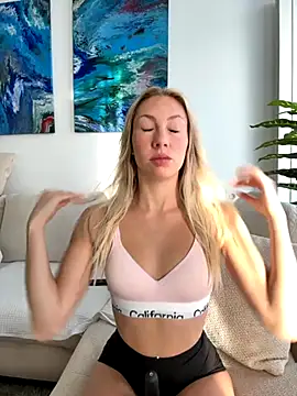 LuisaBecker online show from 22, 10, 2025