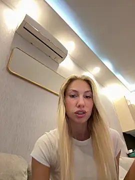 Snapshot of LuisaBecker chatting on 2, 10, 2025 LuisaBecker online show from 2, 10, 2025