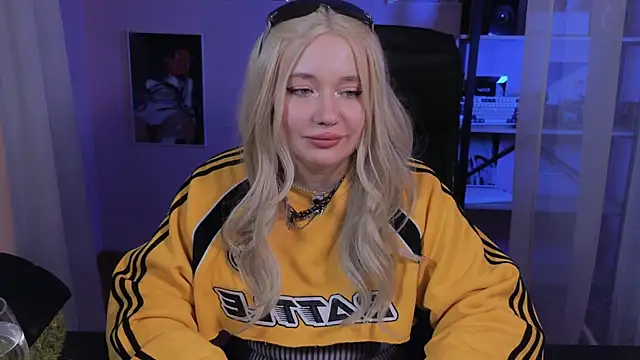 Snapshot of carolina_elf chatting on 25, 10, 2025 carolina elf online show from 25, 10, 2025