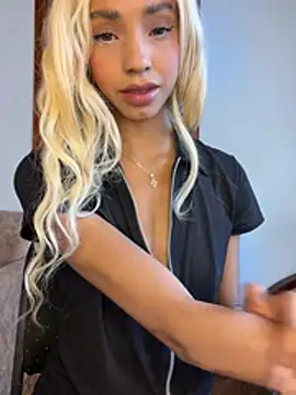 Snapshot of xenia_golden chatting on 26, 5, 2026 xenia golden online show from 26, 5, 2026
