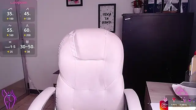 Snapshot of xenia_golden chatting on 8, 2, 2025 xenia golden online show from 8, 2, 2025