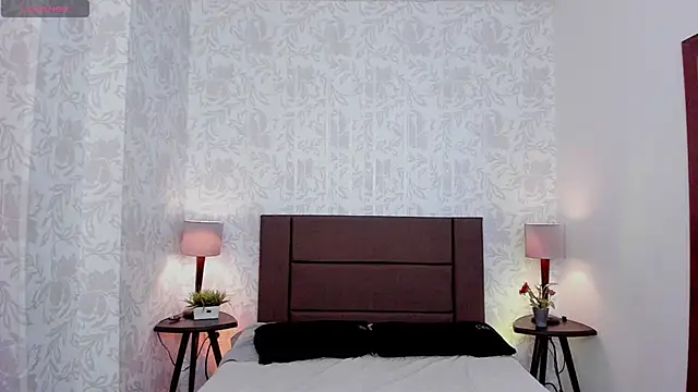 Snapshot of xenia_golden chatting on 8, 11, 2025 xenia golden online show from 8, 11, 2025