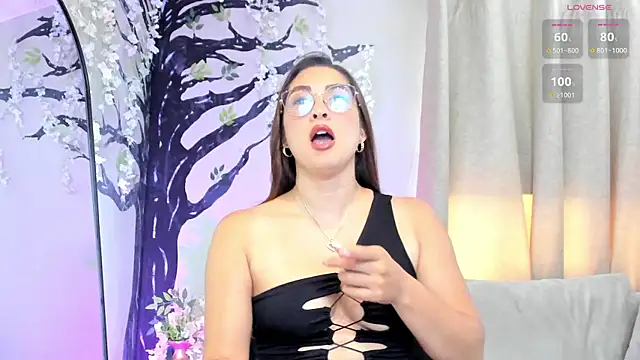  LaraMom  online show from 18, 4, 2026