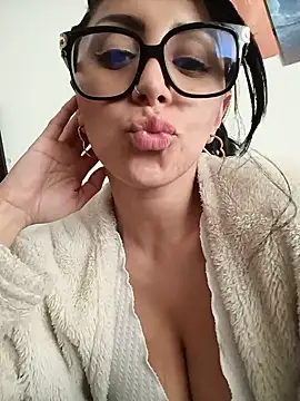 Snapshot of tiffani__love chatting on 27, 6, 2026 tiffani love online show from 27, 6, 2026
