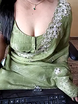 Snapshot of Nithya_05 chatting on 17, 12, 2025 Nithya 05 online show from 17, 12, 2025