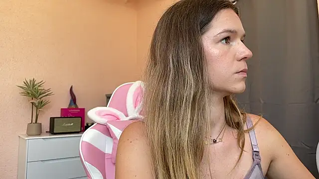 Snapshot of lucie_mehott chatting on 27, 5, 2026 lucie mehott online show from 27, 5, 2026