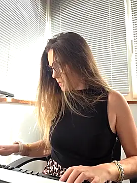 Snapshot of lucie_mehott chatting on 27, 4, 2026 lucie mehott online show from 27, 4, 2026