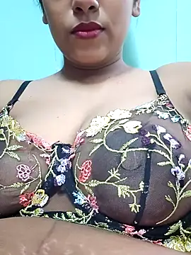 Snapshot of sexyindi_couple chatting on 2, 5, 2026 sexyindi couple online show from 2, 5, 2026