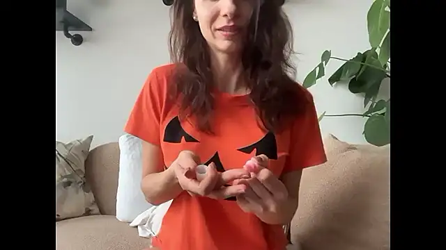 Mary Wet online show from 17, 10, 2025