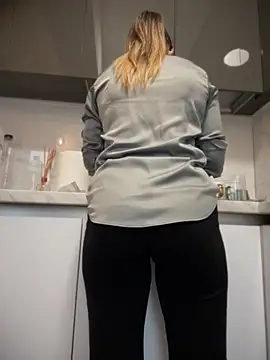 HotXMom online show from 30, 11, 2025