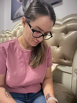 HotXMom online show from 4, 6, 2026